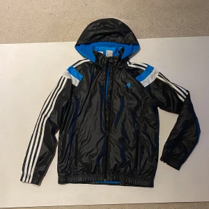 Adidas jacka - Adidas jacka i väldigt fint skick. Med luva.  Köparen står för frakten. Jag visar bild när jag skickar paketet. Vid fler intressen av kläderna kan bud läggas