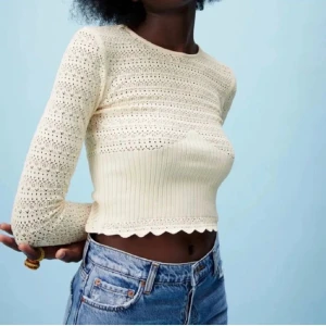 zara topp - ANVÄND INTE KÖP DIREKT FUNKTIONEN!! topp från zara, köpt här på plick. säljer då den är för stor för mig, och kommer därför inte till användning. 