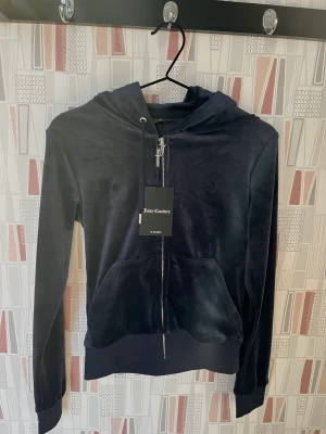 Äkta oanvänd juicy couture tröja - Helt oanvänd Juicy Couture tröja i storlek XS. Prislappen kvar 💙
