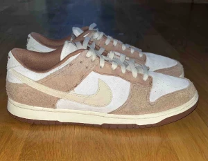 Köper Jordan 1 lows, mids och highs - Skriv om du har ett par jordans 1 som du är intresserad av att sälja så kan jag ge dig ett pris som är bra.  Ps måste vara äkta och kvitto samt box måste finnas.  