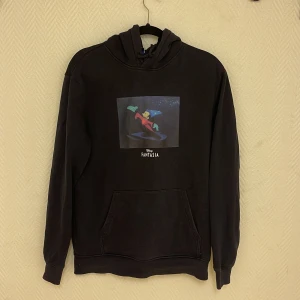 Huvtröja MuseePigg Disney - Snygg huvtröja med luva. Mussepigg tryck på bröstet. Fint skick.  Köparen står för frakten. Jag ansvarar inte för postens hantering. Jag visar bild på när jag skickar paketet. Vid fler intressen av objekt kan bud över begärt ingångspris läggas.