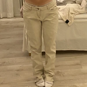 Jonna B lågmidjade byxor - Jättefina Lågmidjade byxor från Jonna B som tyvärr är förstora 🤍budning om fler är intresserade 