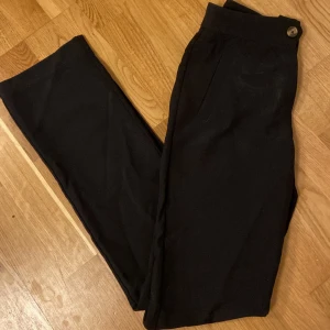 Kostymbyxor  - Säljer dessa snygga kostymbyxor, nypris 500kr. Aldrig använda! Köparen står för frakt! 