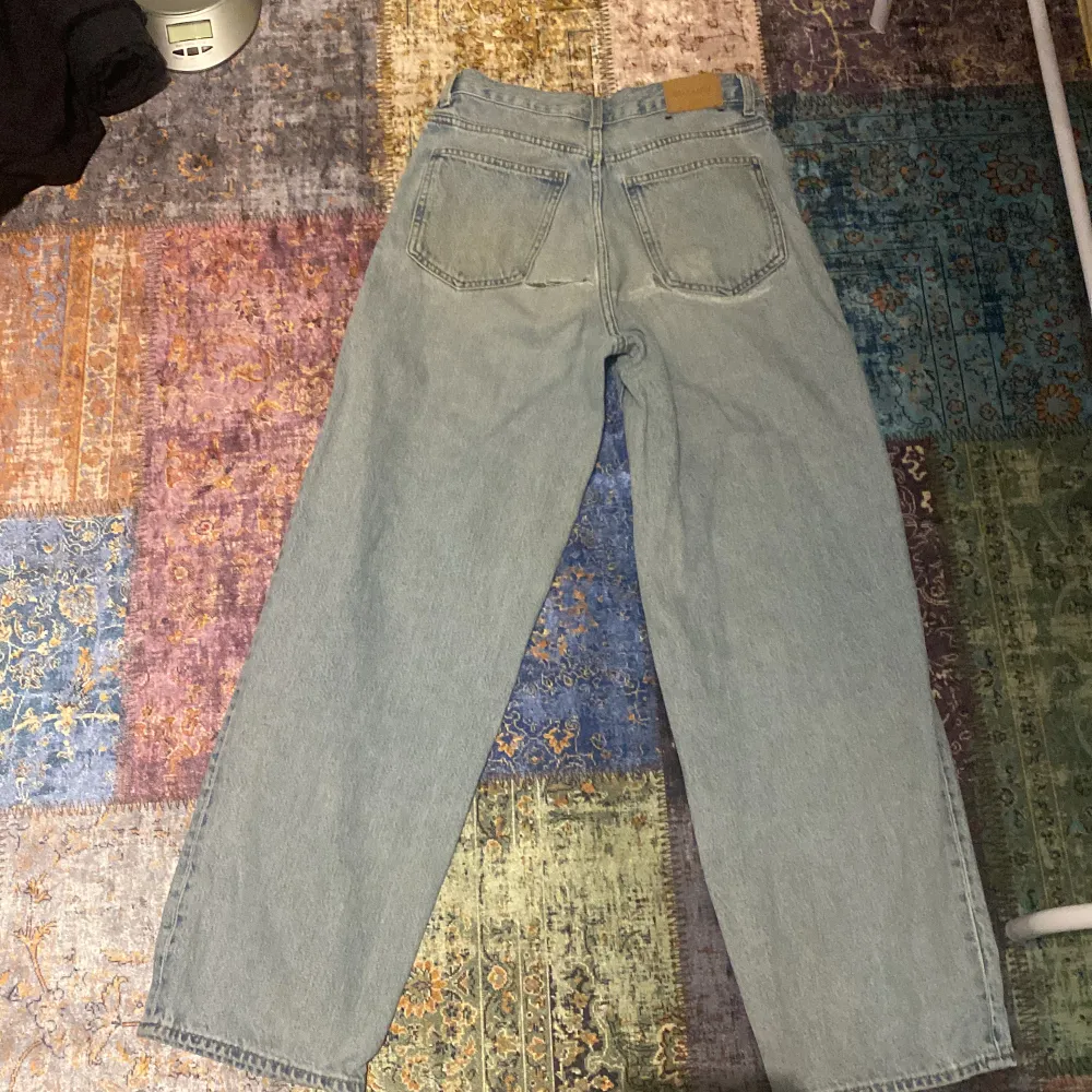 Ett par blåa jeans för bra pris✨ som nu see på bilden så är det ett hål på baksidan. De är från Weekday. Jeans & Byxor.