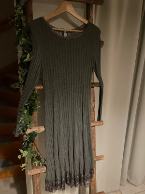 Cream klänning  - Supersöt klänning från Cream. Går nedanför knäna. Spets nertill och även på ryggen. Långärmad. 