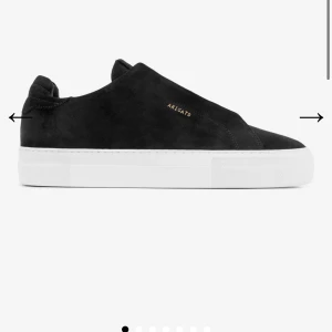 Axel arigato skor - Svarta Axel arigato skor, köpt på nk för 2350kr!! har påse, box osv. Kan posta o mötas upp i sthlm! Fråga om egna bilder