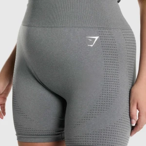 GYMSHARK Vital Seamless 2.0 Shorts - Säljer mina nya shorts från Gymshark för att det är för små för mig. Det är helt oanvända, bara provat en gång. Super skön material och passform, bara lite tight på mig. Originalpriset ligger på 499SEK + frakt. 