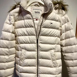 Jacka Tommy Hilfigger - Jacka i nyskick, använd en säsong. Vit i storlek XS.