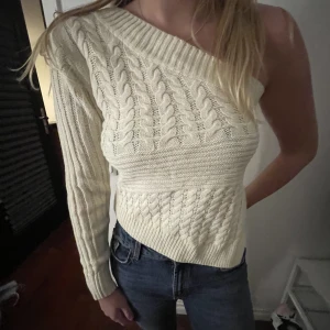 Stickad topp - Stickad one shoulder topp, köpt second hand :) Storlek S/M