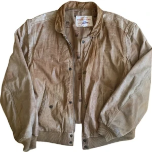 Skinn/läderjacka - Säljer en skit najs läder/skinn jacka i en beige/brun färg! Köpt här på Plick men har en likande så säljer vidare😊 super snygg och sitter perfekt oversized!