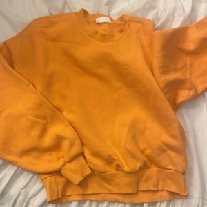 Tröja  - Tröjan ser ut att vara med gul på bilden, den e coral orange! Från Gina tricot i stl xs, säljer för 80