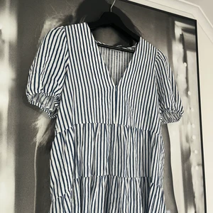 Zara randig klänning  - En superfin klänning från Zara, andvänd Max 3 gånger och i ett mycket fint skick.