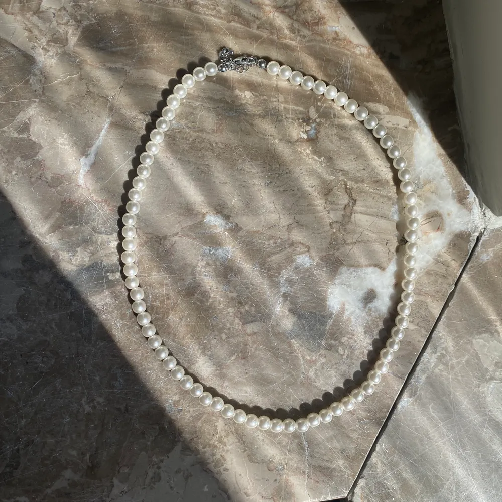 ( pärlhalsbandet är såld!!!) jätte snygga halsband!! pärlhalsbandet från amazon och regnbågiga från shein. Båda använda bara ett antal gånger och är i bra skick. En för 45 eller båda för 80! Köparen står för frakt💗. Accessoarer.