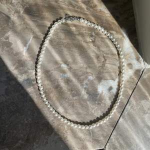 ( pärlhalsbandet är såld!!!) jätte snygga halsband!! pärlhalsbandet från amazon och regnbågiga från shein. Båda använda bara ett antal gånger och är i bra skick. En för 45 eller båda för 80! Köparen står för frakt💗
