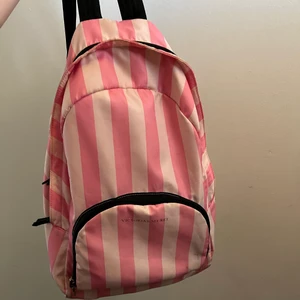 Victoria secret ryggsäck  - Köpt i VS butiken i Göteborg , inga defekter 