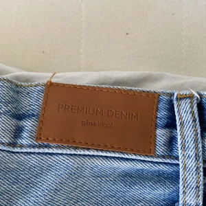 Gina byxor - Perfekta Ginatricot byxor! Dessa är premium demin och är i fint skick! Sitter fint i formen och bra i längden.🌸