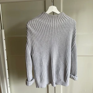 GAP tröja  - Säljer denna fina stickade tröjan från GAP på grund av flytt. Den är i storlek XS och inköpt för runt 700kr, säljer för 150kr. Kan skicka eller mötas upp i Malmö :)