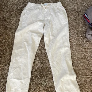 Linnebyxor strl s - Ett par sköna linnebyxor köpta på zara för runt 350 kronor köpte dem  för ungefär en månad sen Använda mindre en 5 gånger eftersom dem va lite stora på mig 