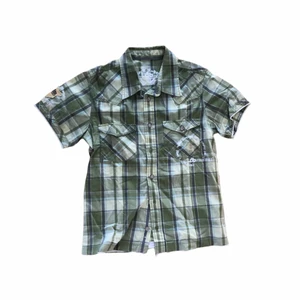 Skjorta  - Kortärmad ljusgrön skjorta. Barnstorlek men passar mig som brukar ha xs/s. Färg visas bäst på andra bilden! Fraktar eller möts i Umeå. 🫧🫧💞