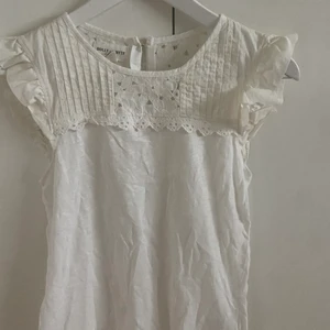 Topp/linne - Säljer en topp/linne ifrån Lindex. Den passar till Stockholmsstil och är väldigt fin. Bra skick. Storlek XS men passar även mig som vanligen  har S. Nypris: 149kr säljer för 70kr.  FÖRST TILL KVARN!💛