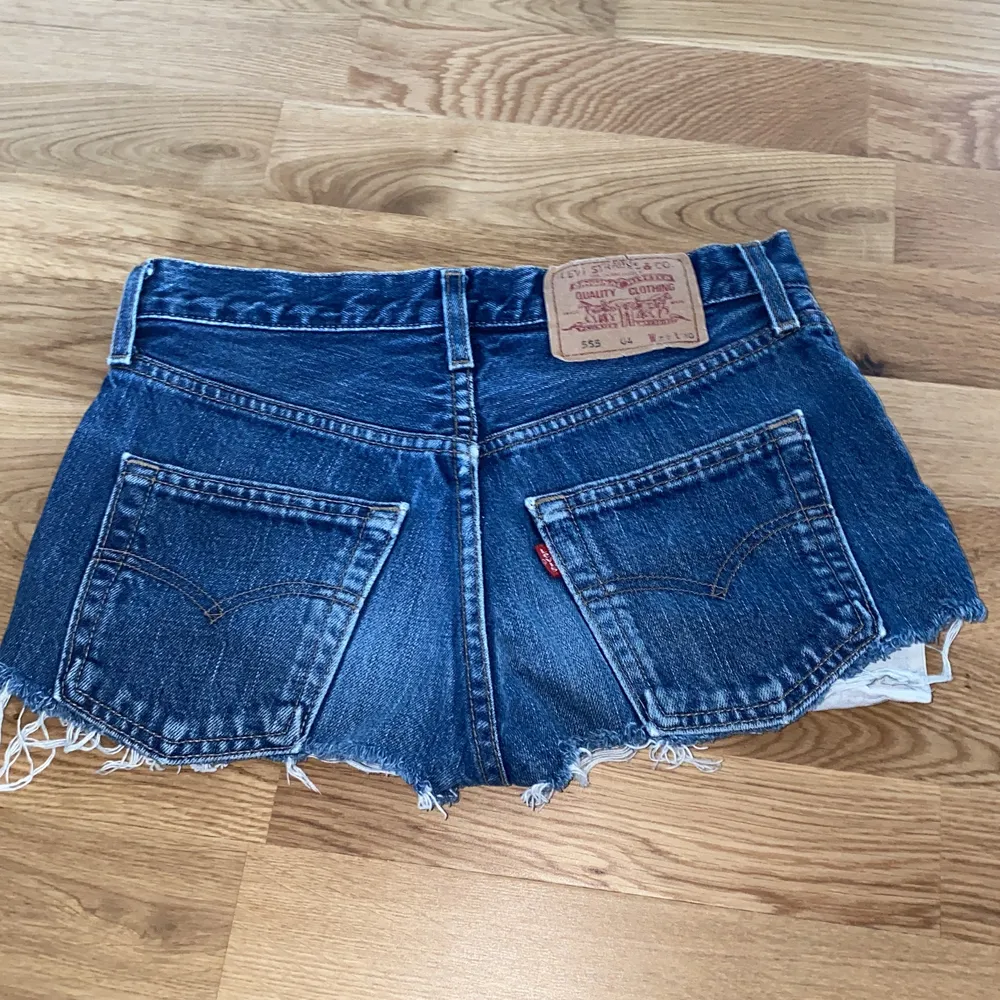 Säljer ett par blåa Levis shorts! Jätte bra skick då jag använt dom 2 gånger💓 nypris 600 kr. Shorts.