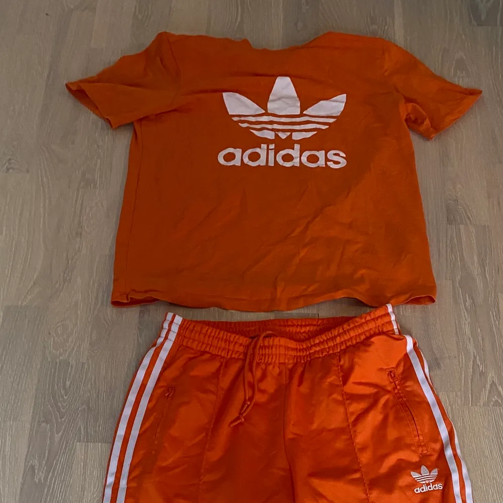 Orange addidas tröja! Intresse koll! Kollar storlek om nån är intresserad! . T-shirts.
