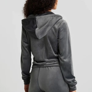 Gina tricot velour hoodie  - Koftan är i fint skick och har inga fläckar eller sådant. Passa Stl S-M  Kom privat för bilder eller om du har frågor☺️