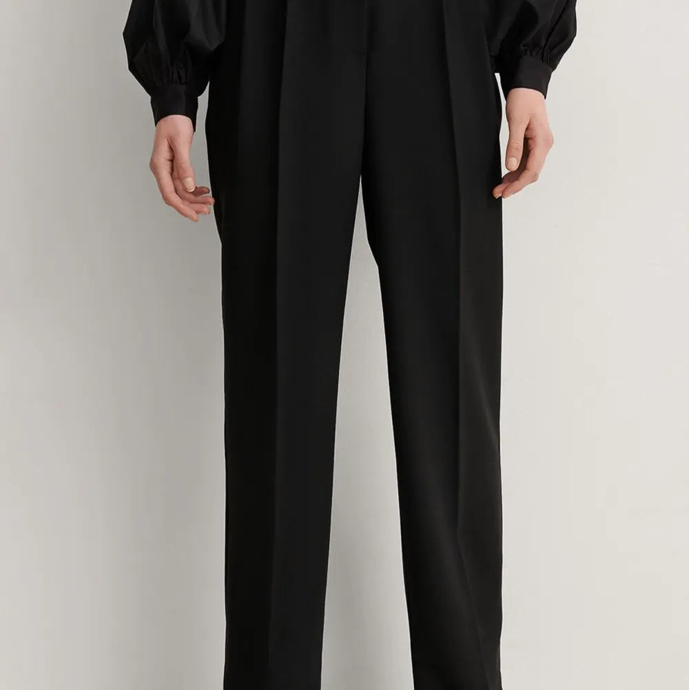Svarta kostymbyxor från NA-KD, med pressveck både fram och bak. I storlek 36, nypris 399 kr. . Jeans & Byxor.