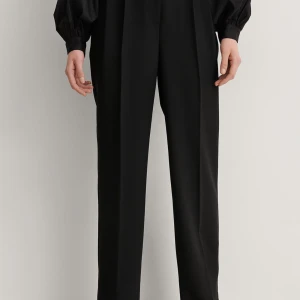 Svarta kostymbyxor  - Svarta kostymbyxor från NA-KD, med pressveck både fram och bak. I storlek 36, nypris 399 kr. 