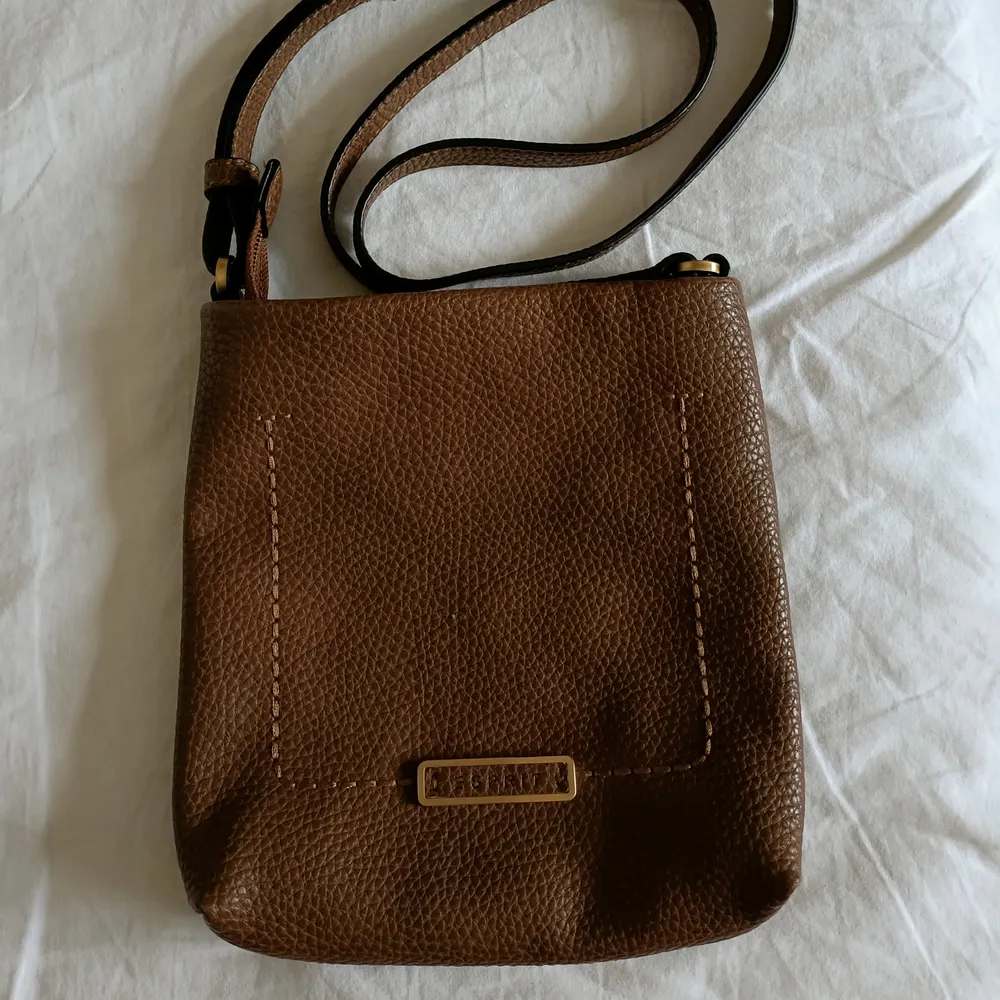 Esprit handväska köpt på Åhléns. 19x20cm. Tror inte att det är äkta läder. Priset kan diskuteras.. Väskor.