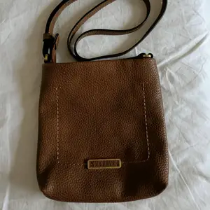 Esprit handväska köpt på Åhléns. 19x20cm. Tror inte att det är äkta läder. Priset kan diskuteras.