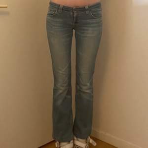 Säljer mina nudie jeans. De är lågmidjade och bootcut. Är i storlek 27/32. Verkligen supersnygga. Är själv 178 cm som referens.