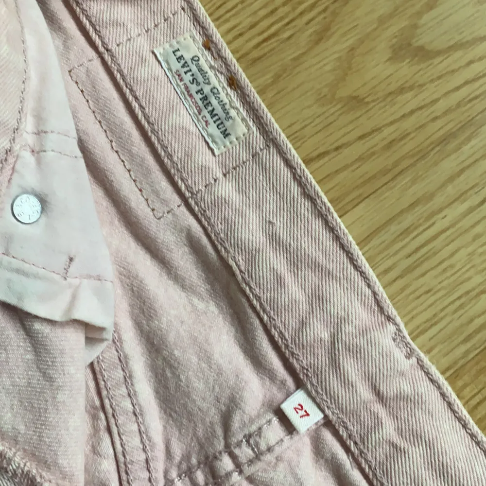 Jeans kjol från Levis, använd max 5 gånger. Köparen står för frakten❤️‍🩹. Kjolar.