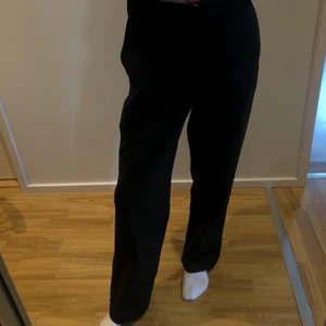 Dickies 874 - Säljer dessa svart superfina och trendiga dickies 874 i original fit! dom är i bra skick och passar bra i längd för mig som är 175! dom är i storlek W31/L32, skriv gärna för fler bilder🤩