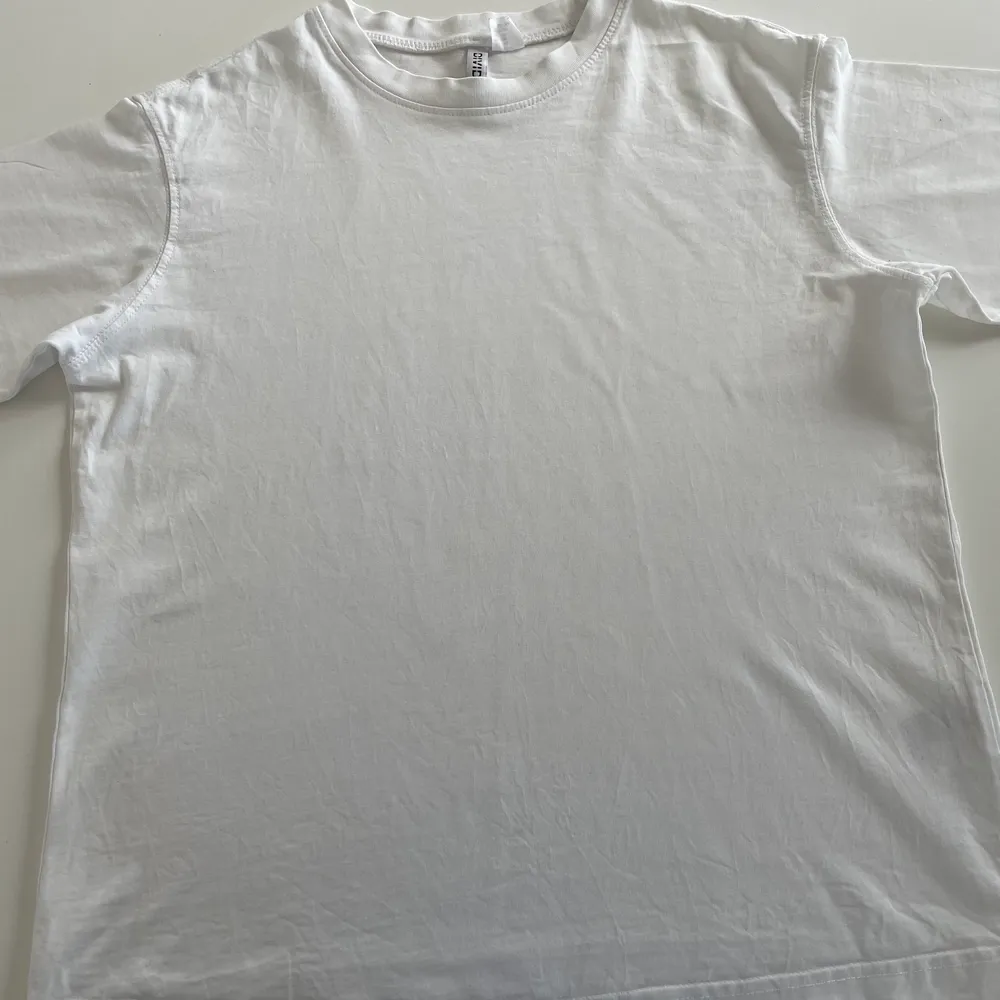 Vit oversized t-shirt som inte kommer till användning. Den är i storlek XXS men skulle passa som S för att det är ganska stor i storleken. Köpt för 79 kr och säljer nu för 39 kr. (Köparen står för frakten). T-shirts.