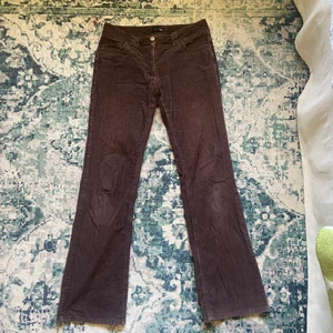 Stuprörs bruna manchesterbyxor  - Fina bruna machesterbyxor med stuprörspassform mid/low waisted. Från h&m. 