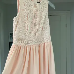 Fantastis fin klänning - knappt använd . Från New Look 915 . För flicka / barn 