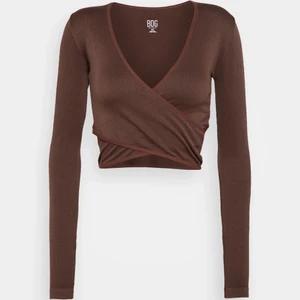 Urban outfitters tröja - Jätte fin brunntröja som är köpt från zalabdo men nu slutsåld!! Funkar perfekt som fest topp jag har använt tröjan fåtal gånger och den är i super bra skick!kostade 300 ny säljer för 135+frakt😊tröjan skulle passa en S eller M 