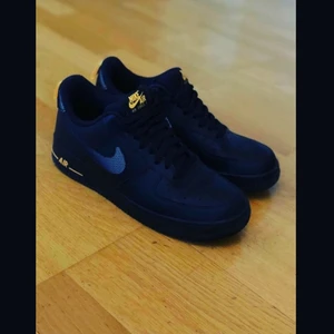 Nike Airforce 1 - Hej säljer Nike skorna för har tröttnat på dom inga skador storlek 42 kontakta om mer bilder eller frågor. Pris kan diskuteras lägg bud