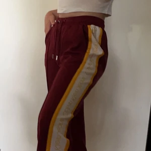 Calvin Klein trackpants  - Sköna byxor från Calvin Klein. Använda men jättefint skick! Storlek S men jag skulle säga mer som M. Passar 36/38/40