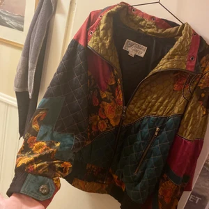 70-tals jacka! - Säljer mammas gamla bomberjacka 🥰😭 Hon använde den flitigt under 70/80-talet men den är fortfarande i jättefint skick. Härliga färger och mönster! Shoulderpads (går dock att klippa bort) och fina detaljer på knappar och sömmar! Dma för fler kort.