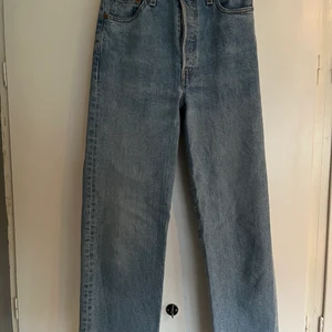 Levis jeans ribcage straight - Blå Levis jeans i modellen ribcage straight. Storlek W26 L29. Fint skick, använd få gånger. Kan mötas upp eller skickas. 300kr + frakt. 