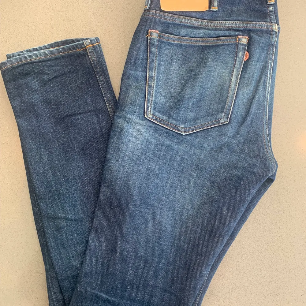 Jeans från Acne Studios. Väldigt snygga mörkblå jeans i bra skick. Säljer eftersom de inte längre passar mig. Bara att höra av sig vid frågor eller bud✌🏼👖. Jeans & Byxor.