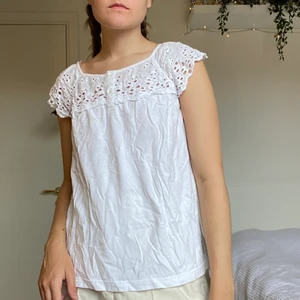 Angelology blus - Vit blus från Angelology. 100% bomull. Tvättas i 40°C. ✨