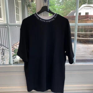 Acne Studios T-Shirt - Acne Studios Logo Neck T-Shirt Storlek M, men sitter lite större enligt mig