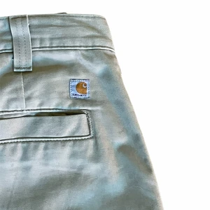 Carhartt chinos - Lit carhartt chinos med lite workwear vibbar, perfekt för någon som är väldigt lång och lite slank, ytterbenslängden är runt 120cm men går ju även att sy upp ifall det behövs. Köp gärna via köp nu funktionen 