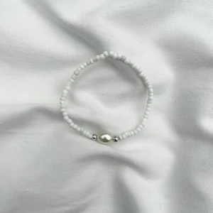 Vitt pärlarmband  - Vitt pärlarmband med silver detaljer. Går att få dom vita pärlorna i andra färger om så önskas💗 TRYCK INTE PÅ KÖP DIREKT. Kontakta mig för fler frågor🌸 FRAKTEN KOSTAR 15 KR