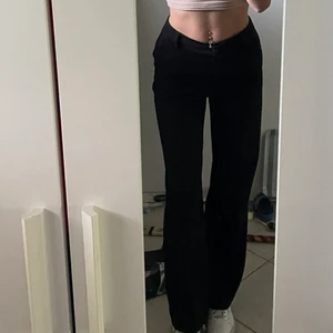 Kostymbyxor - Kostym byxor från Bikbok, strl 36 säljer då dom är lite för korta för mkn smak ner till fötterna, jag är 174, Köpte dom för 500 använd ganska mycket men inga hål eller fläckar på dom💗