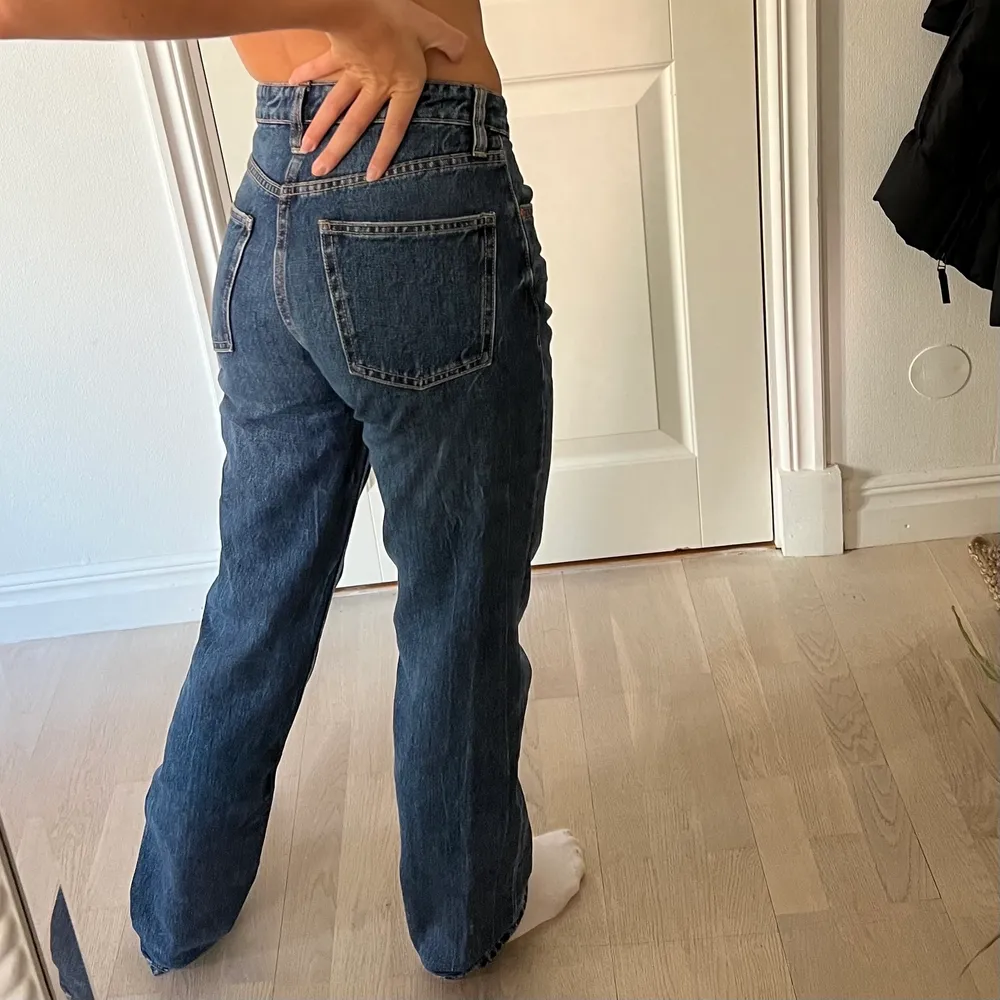 Mid rise straight jeans från Zara i en mörk slitning. Använda 1-2 ggr, så i nyskick! Köparen står för frakten 🤍. Jeans & Byxor.