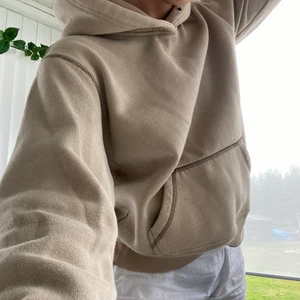 Beige hoodie - Beige hoodie med bruna sömmar🫶🏼
